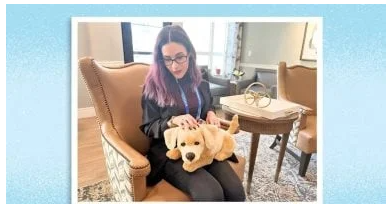 أول كلبة آلية كصديقة لمساعدة مرضى الزهايمر تزور دار المسنين