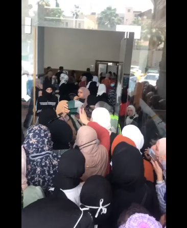 ازدحامات وفوضى بمركز تطعيم مدينة الحسن الرياضية في إربد