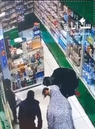 شاهد كيف أنقذ "صيدلاني" حياة طفلة من الموت بعد اختناقها بقطعة حلوى