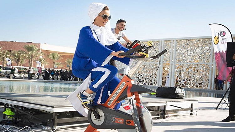 بالفيديو و الصور  ..  الشيخة موزه تمارس الرياضة بكامل أناقتها!