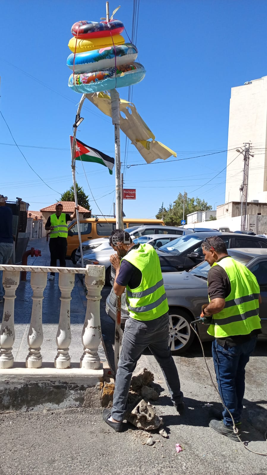 امانة عمان تواصل ازالة العوائق عن الأرصفة في العاصمة عمان