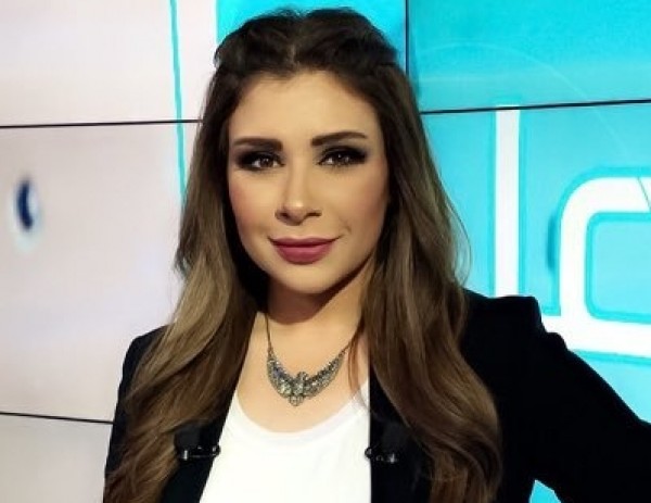 بالفيديو .. محمد عبده يحرج مذيعة قناة العربية ويدفعها لإنهاء اللقاء  