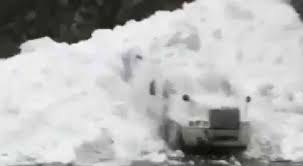 بالفيديو ..  مشهد مرعب لانهيار ثلجي يغطي شاحنة عملاقة وكانها دراجة صغيرة  