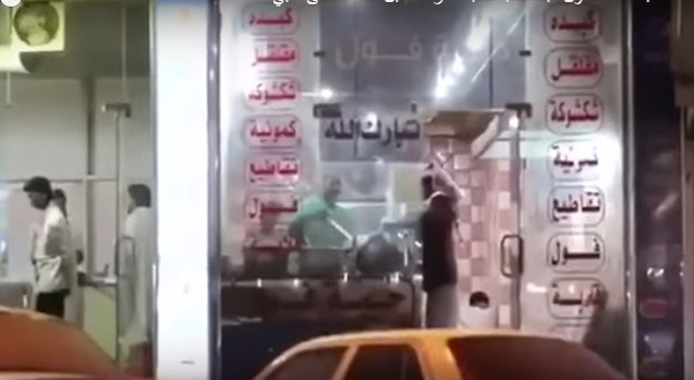 بالفيديو  ..  شاب يوثق ردة فعل اصحاب محالات لطلبه طعام دون ان يدفع مالاً  ..  مقابل الصلاة على النبي