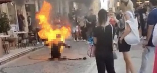 فيديو صادم يوثق لحظة اشعال النار باحد المصلين اثناء خروجه من المسجد في بريطانيا 