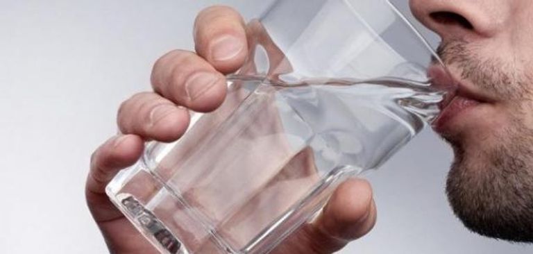 7 علامات تحذيرية تكشف نقص السوائل بالجسم ومخاطره الصحية