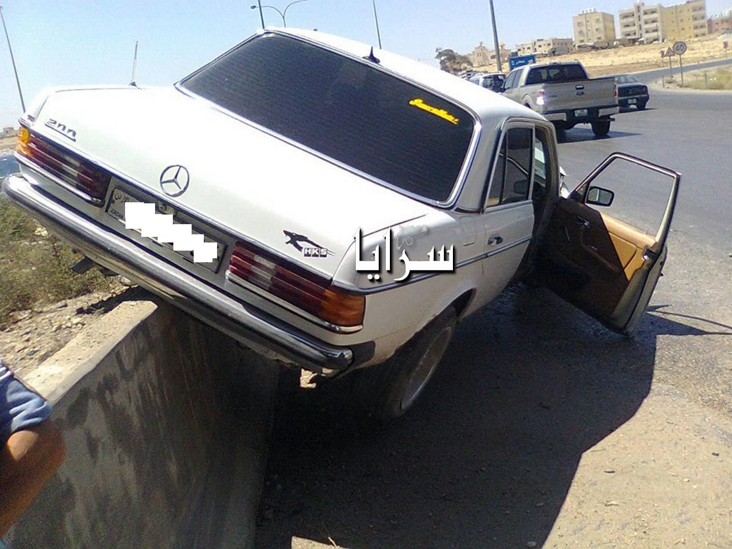 بالصور  ..  الزرقاء : تدهور مركبة بالقرب من أوتستراد الزرقاء