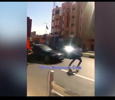 بالفيديو ..  فتاة تلقي بنفسها أمام موكب ملك المغرب 