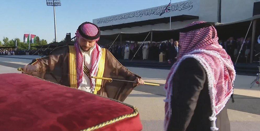 الملك يهدي ولي العهد سيفا هاشميا خلال مأدبة عشاء مضارب بني هاشم