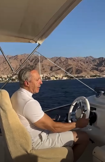 بالفيديو شاهد رئيس الوزراء الاسبق عبد الكريم الكباريتي يقود  يختا في مياه العقبة ..  فيديو 