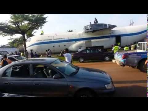 بالفيديو  ..  طائرة ضخمة تتجول في شوارع مدينة إفريقية