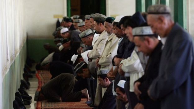 بالصور .. تعرف على" الإيغور" الذين تلزمهم السلطات الصينية بتسليم المصاحف وسجاجيد الصلاة