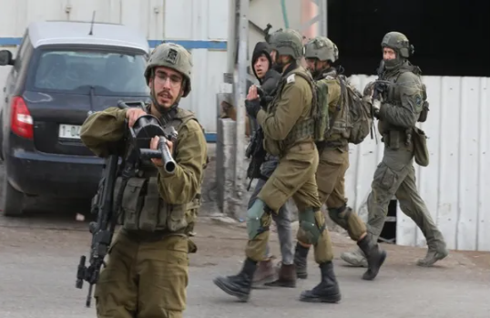 قوات الاحتلال تقتحم قراوة بني حسان غربي سلفيت وتنفذ عمليات تفتيش واسعة