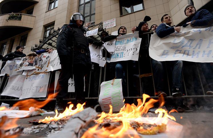 روسيا ..  متظاهرون يرشقون السفارة التركية بالبيض 