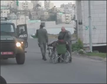 بالفيديو .. جنود اسرائليين يعتدون على فلسطيني معاق حركيا في الخليل 
