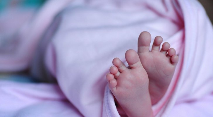 حركة خاطئة أسفرت عن مأساة ..  أب يقتل رضيعه دهسا