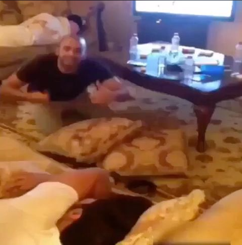 مقلب الموت ..  شاب يفجر مكان نوم أصدقائه بالألعاب النارية "بطريقة مضحكة"