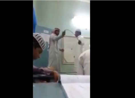 بالفيديو ..  معلم سعودي يجلد طالباً بـ''سوط خيول''