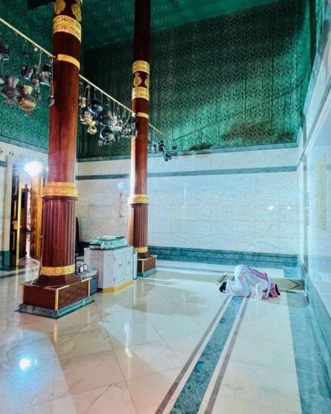 بالصور ..  مراسم غسيل الكعبة من الداخل 