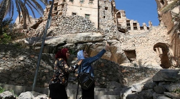 فنادق الطين مقصد سياحي يستقطب الزوار في قرية عمانية