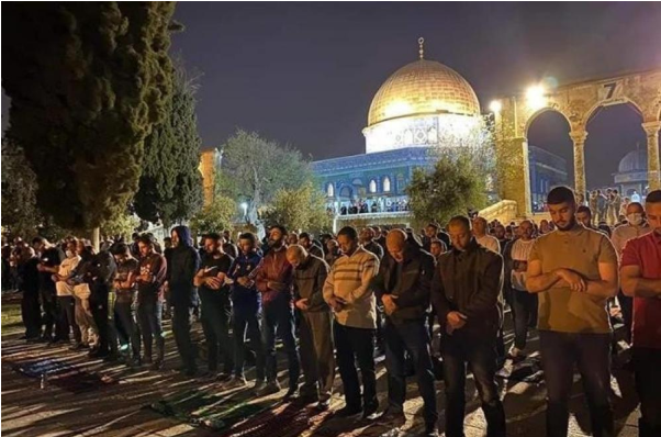 60 ألفًا يؤدون صلاتي العشاء والتراويح في الأقصى
