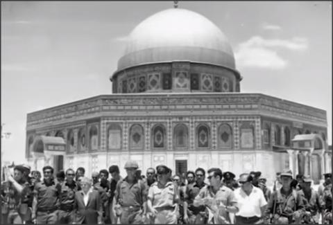 فيديو نادر  ..  لحظة إعلان الجيش الاسرائيلي احتلال المسجد الاقصى و قبة الصخرة عام (1967)