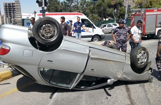  عمان : (8) إصابات بحادث تدهور مركبة في منطقة المحطة