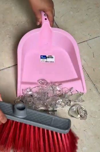 شاهد هذه الحيلة العبقرية لإزالة الزجاج المكسور ..  فيديو
