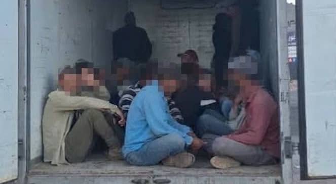 الدوريات الخارجية تضبط شاحنة تنقل 26 راكبا في صندوقها الخلفي على طريق وادي عربة