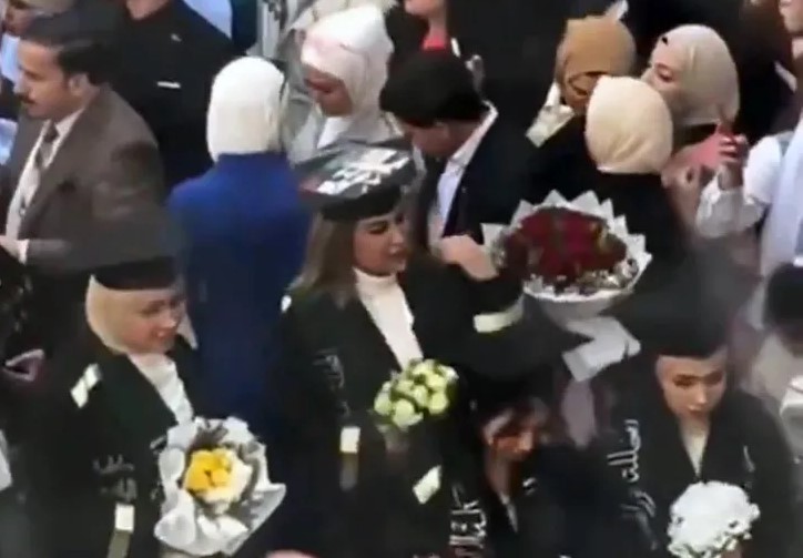 فصل طالبة عراقية وضعت صورة صدام حسين على قبعة تخرجها
