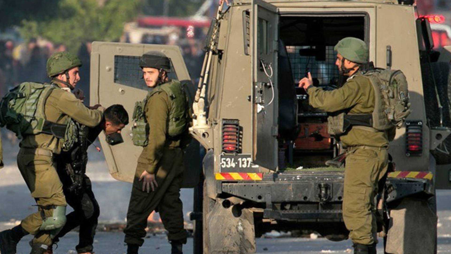 قوات الاحتلال تقتحم بلدة نعلين وتستهدف بطولة كروية بقنابل الغاز