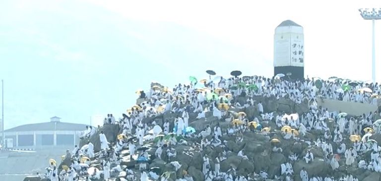 من جبل الرحمة إلى عنان السماء ..  ملايين الدعوات تتعالى في يوم عرفة"