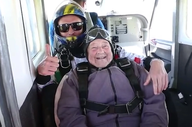 بالفيديو ..  سويدية عمرها 103 أعوام تحطم رقما قياسيا عالميا في القفز المظلي