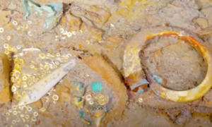 اكتشاف "مذهل" في حطام تيتانيك لقلادة ذهبية مزينة بأسنان كائن عاش قبل نحو 20 مليون سنة