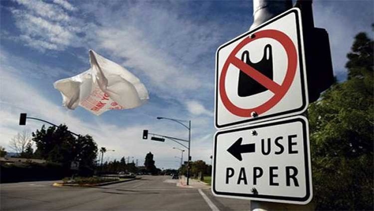 كاليفورنيا أول ولاية أمريكية تحظر استخدام الأكياس البلاستيكية