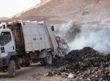 ضاغطات لبلدية كفرنجة تلقي حمولتها بمكب مغلق منذ عقد