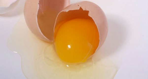 احذر ..  إليك ما يفعله البيض عند تناوله نيئا  