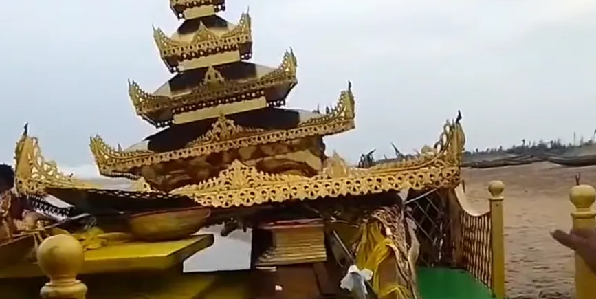 بعد الإعصار ..  عربة ذهبية غامضة تظهر على الساحل الهندي