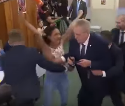 بالفيديو  ..  ناشطة "عارية" تهاجم رئيس التشيك بسبب بوتن