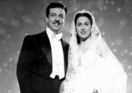 صورة نادرة: ليلى مراد توقع على قسيمة طلاقها من أنور وجدي