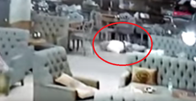 بالفيديو ..  يقتل شقيق زوجته بدمٍ بارد في مقهىً مزدحم بالزبائن