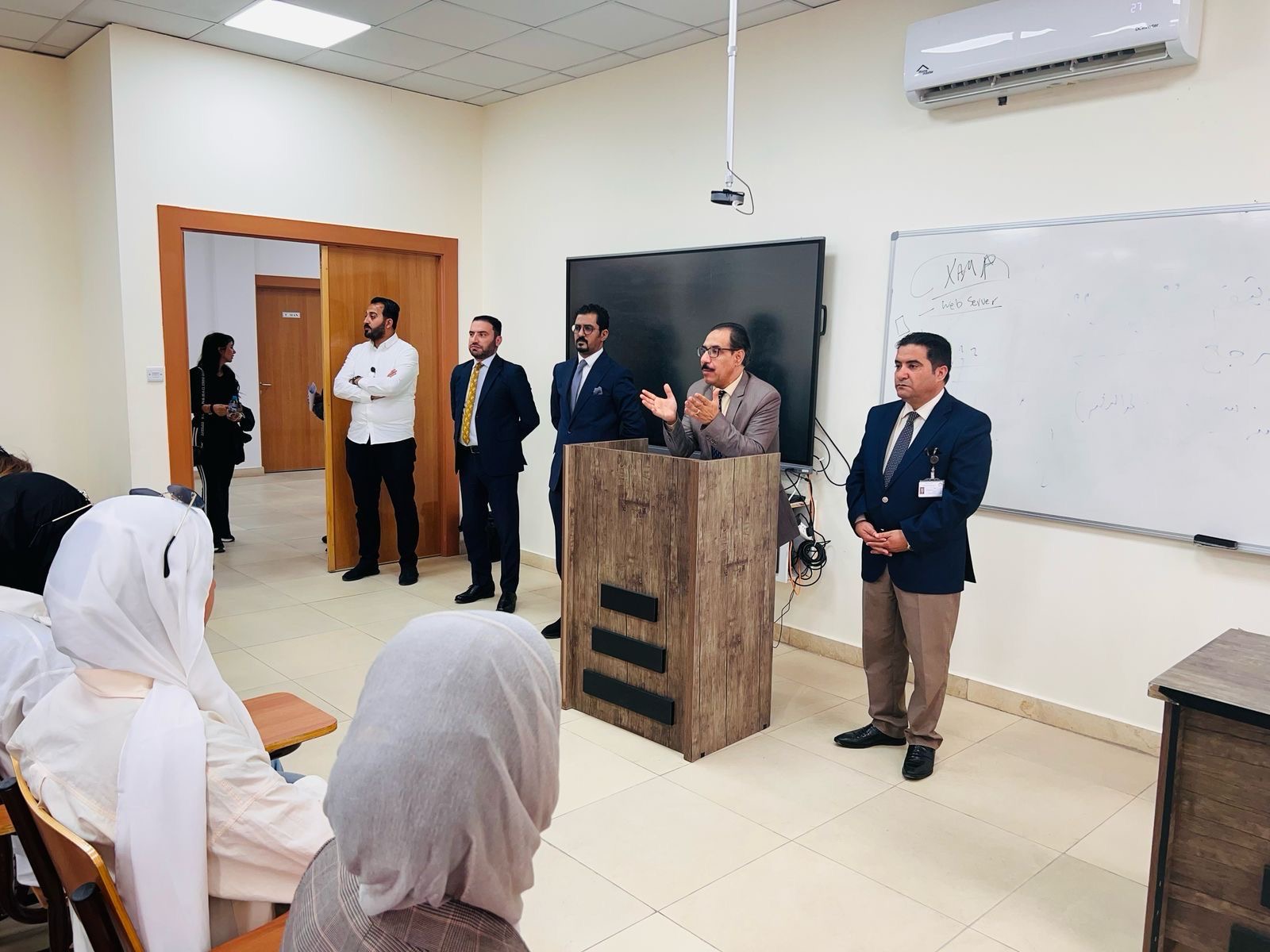 كلية القانون في جامعة عمان العربية تعقد اجتماعاً حوارياً مع طلبة البكالوريوس والدراسات العليا لتعزيز التواصل وتطوير البيئة الأكاديمية