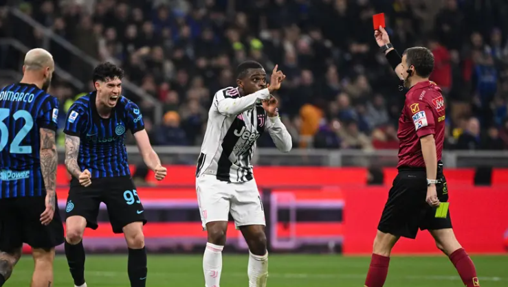 بعد تهديدات بالقتل ..  الشرطة تطلب من حكم إنتر ويوفنتوس البقاء في المنزل