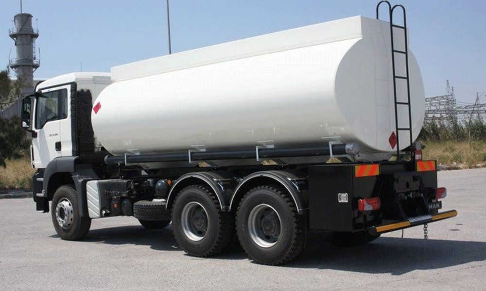 ضبط حدث يقود مركبة شحن مخصصة للمواد النفطية على طريق المطار