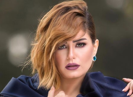 الفنانة منة فضالي تفاجئ جمهورها بشعر احمر ..  صورة