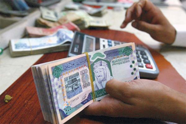 نائب مدير بنك يسرق 22 مليون ريال ويهرب للخارج