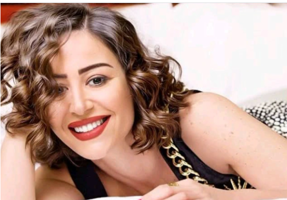 يسرا تنقذ منة شلبي من موقف محرج في مهرجان الجونة