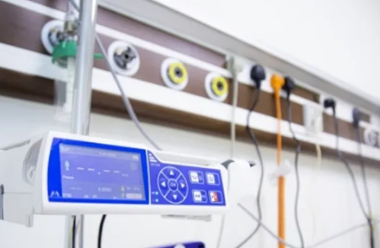 وعكة صحية مفاجئة لفنان مصري تكشف إصابته بجلطة دماغية