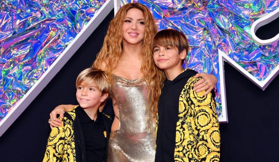 لا هواتف وقيود على وسائل التواصل ..  شاكيرا تكشف جانباً من تربية ابنيها