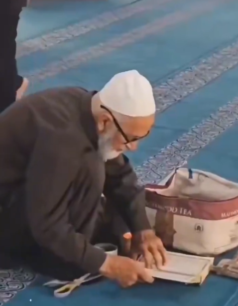 رجل مسن ينتقل من مسجد إلى مسجد حاملاً عدته في حقيبته ويقوم بترميم نسخ قديمة من القرآن - فيديو